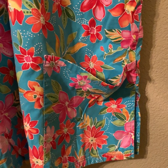 Floral scrub top - Picture 3 of 4